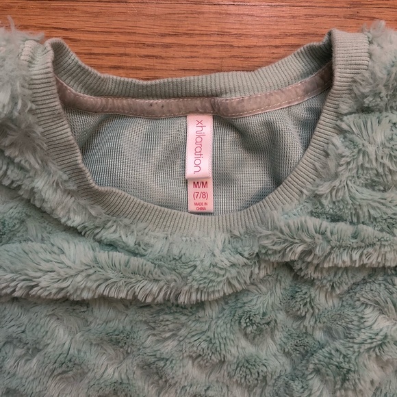 Girls size 7/8 Medium fluffy soft sweater - Picture 2 of 2